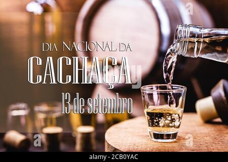 'cachaça', destilliertes Getränke kulturelles Erbe brasiliens, auch 'pinga' genannt, Text auf portugiesisch: 13 september nationaler cachaça Tag Stockfoto