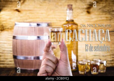 'cachaça', typisch brasilianisches Getränk, kulturelles Erbe brasiliens, auch 'Pinga' genannt, Text auf portugiesisch: 13. september, nationaler cachaça-Tag Stockfoto