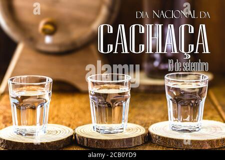 'cachaça', destilliertes Getränke kulturelles Erbe brasiliens, auch 'pinga' genannt, Text auf portugiesisch: 13 september nationaler cachaça Tag Stockfoto