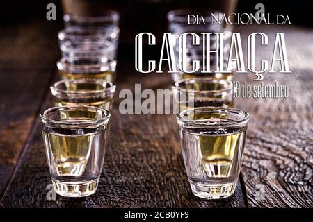 'cachaça', destilliertes Getränke kulturelles Erbe brasiliens, auch 'pinga' genannt, Text auf portugiesisch: 13 september nationaler cachaça Tag Stockfoto