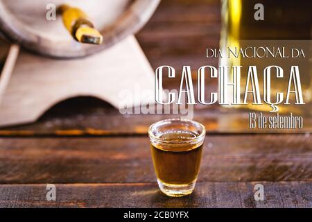 'cachaça', destilliertes Getränke kulturelles Erbe brasiliens, auch 'pinga' genannt, Text auf portugiesisch: 13 september nationaler cachaça Tag Stockfoto