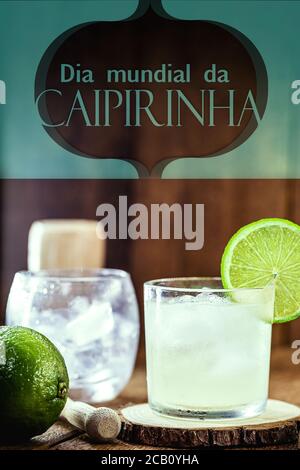 caipirinha, destilliertes Getränk Erbe brasiliens, hergestellt mit Früchten, Zucker und cachaça. Text auf portugiesisch: caipirinha Tag, 13. September Stockfoto