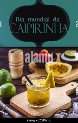 caipirinha, destilliertes Getränk Erbe brasiliens, hergestellt mit Früchten, Zucker und cachaça. Text auf portugiesisch: caipirinha Tag, 13. September Stockfoto