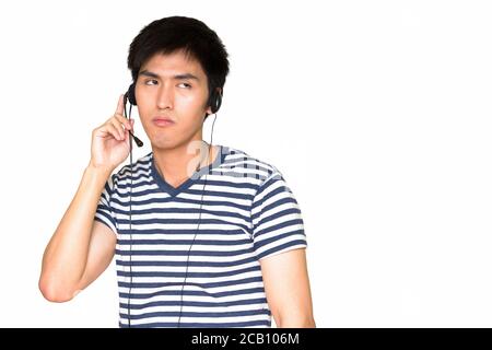 Studioaufnahme eines jungen asiatischen Kundendienstmitarbeiters, der eine trägt Headset vor weißem Hintergrund isoliert Stockfoto