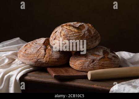 Frisch gebackenes Sauerteigbrot mit Blumendekor darauf Stockfoto