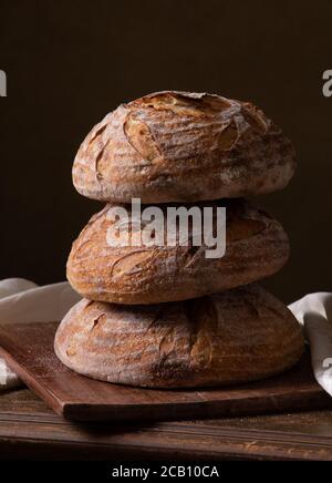 Frisch gebackenes Sauerteigbrot mit Blumendekor darauf Stockfoto