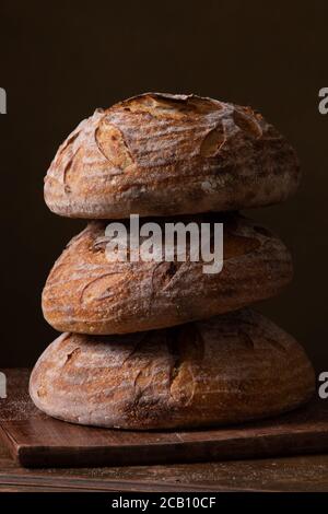 Frisch gebackenes Sauerteigbrot mit Blumendekor darauf Stockfoto