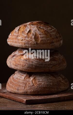 Frisch gebackenes Sauerteigbrot mit Blumendekor darauf Stockfoto