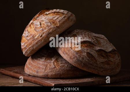 Frisch gebackenes Sauerteigbrot mit Blumendekor darauf Stockfoto