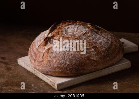 Frisch gebackenes Sauerteigbrot mit Blumendekor darauf Stockfoto