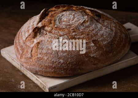 Frisch gebackenes Sauerteigbrot mit Blumendekor darauf Stockfoto