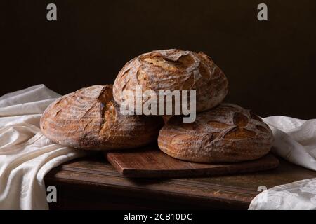 Frisch gebackenes Sauerteigbrot mit Blumendekor darauf Stockfoto