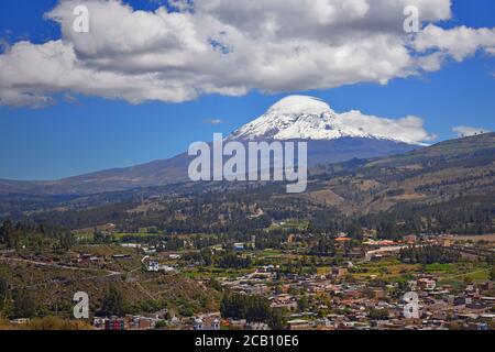 Der Chimborazo Vulkan und das Dorf Guano, Ecuador. Stockfoto