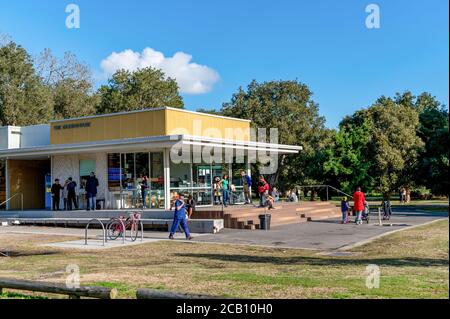 Sydney NSW Australien - 27. Mai 2020 - Fassade von Das Greenhouse Cafe an einem sonnigen Herbstnachmittag Stockfoto