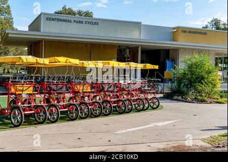 Sydney NSW Australien - 27. Mai 2020 - Fassade von Centennial Park Zyklen mit Cycle Rickshaw geparkten Blur Stockfoto