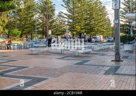 Sydney NSW Australien - 27. Mai 2020 - Tische und Bänke vor dem Coogee Pavillon an einem sonnigen Herbst Nachmittag Stockfoto