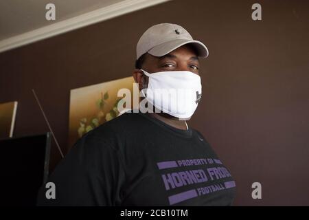 Ft Worth, TX, USA. August 2020. 8. August 2020: Leon Reed, Jr, in seinem Haus in Ft Worth. Leon wird sich auf einen 200 Meilen langen Spaziergang von Ft Worth nach Austin, TX, aufmachen, um einen Brief zu überreichen und seine Gedanken zur Polizeireform mit Gov zu besprechen. Greg Abbott. Da er nicht sicher ist, wann er ankommen wird, hat er noch kein Treffen mit dem Gouverneur eingerichtet. Abbott, und er hofft, dass der Gouverneur ihn sehen wird. Leon ist seit 16 Jahren Strafverteidiger in Ft Worth und hofft, dass seine Ideen zu Veränderungen führen werden. Der Name seines Spaziergangs heißt Walk for Reform. Kredit: Leslie Spurlock/ZUMA Wire/Alamy Live Nachrichten Stockfoto