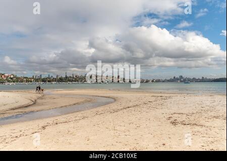 Sydney NSW Australien - 27. Mai 2020 - Blick auf Rose Bay Beach an einem bewölkten Herbstmorgen Stockfoto