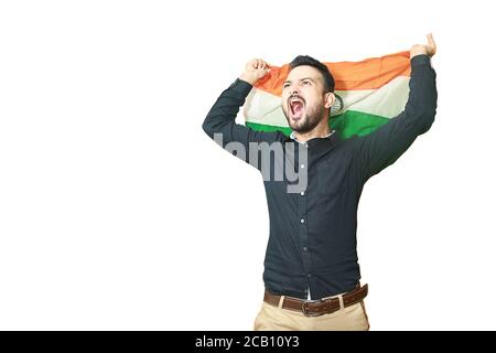 Fröhlich gut aussehender junger indischer Mann winkt indische Flagge schreit vor Aufregung, feiert republic Tag oder Unabhängigkeitstag, isoliert auf weißem Hintergro Stockfoto