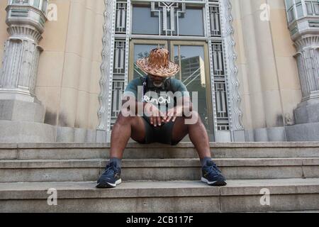 Ft Worth, TX, USA. August 2020. 9. August 2020: Leon Reed, Jr. kommt am Bundesgericht an, wo er viele Stunden als Strafverteidiger verbrachte. Dies ist die erste Station seiner 200 Meile zu Fuß von Ft Worth nach Austin, TX, um einen Brief zu liefern und seine Gedanken über die Polizeireform mit Gouverneur zu diskutieren. Greg Abbott. Da er nicht sicher ist, wann er ankommen wird, hat er noch kein Treffen mit dem Gouverneur eingerichtet. Abbott, und er hofft, dass der Gouverneur ihn sehen wird. Leon ist seit 16 Jahren Strafverteidiger in Ft Worth und hofft, dass seine Ideen zu Veränderungen führen werden. Der Name seines Spaziergangs heißt Walk for R Stockfoto