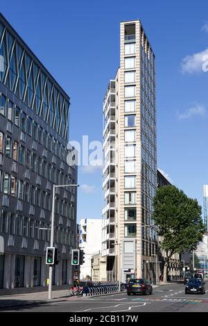 Hoher dünner Apartmentblock in London Stockfoto