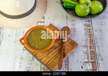 Draufsicht auf mexikanische grüne Sauce mit Tomatillos und serrano Pfeffer und Sombrero Stockfoto