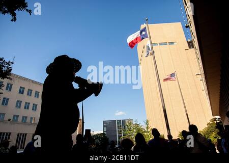 Ft Worth, TX, USA. August 2020. 9. August 2020: Leon Reed, Jr. kommt am Rathaus an, wo er offiziell den Walk for Reform startet. Er lädt alle, die das wollen, ein, mit ihm zu seinem nächsten Halt zu gehen, dem Atatiana Jefferson Wandbild. Heute ist die erste Etappe eines 200 Meilen Spaziergang von Ft Worth nach Austin, TX, um einen Brief zu liefern und seine Gedanken über die Polizeireform mit Gov zu diskutieren. Greg Abbott. Da er nicht sicher ist, wann er ankommen wird, hat er noch kein Treffen mit dem Gouverneur eingerichtet. Abbott, und er hofft, dass der Gouverneur ihn sehen wird. Leon ist seit 16 Jahren Strafverteidiger in Ft Worth und Stockfoto