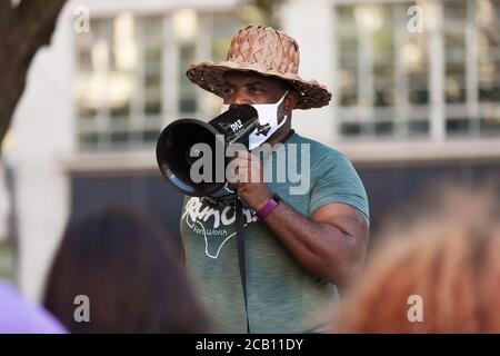Ft Worth, TX, USA. August 2020. 9. August 2020: Leon Reed, Jr. kommt am Rathaus an, wo er offiziell den Walk for Reform startet. Er lädt alle, die das wollen, ein, mit ihm zu seinem nächsten Halt zu gehen, dem Atatiana Jefferson Wandbild. Heute ist die erste Etappe eines 200 Meilen Spaziergang von Ft Worth nach Austin, TX, um einen Brief zu liefern und seine Gedanken über die Polizeireform mit Gov zu diskutieren. Greg Abbott. Da er nicht sicher ist, wann er ankommen wird, hat er noch kein Treffen mit dem Gouverneur eingerichtet. Abbott, und er hofft, dass der Gouverneur ihn sehen wird. Leon ist seit 16 Jahren Strafverteidiger in Ft Worth und Stockfoto