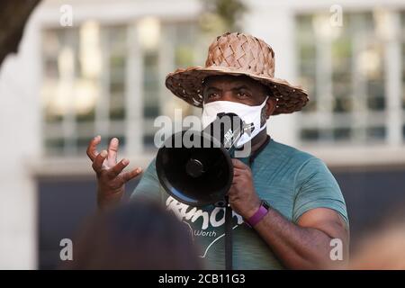 Ft Worth, TX, USA. August 2020. 9. August 2020: Leon Reed, Jr. kommt am Rathaus an, wo er offiziell den Walk for Reform startet. Er lädt alle, die das wollen, ein, mit ihm zu seinem nächsten Halt zu gehen, dem Atatiana Jefferson Wandbild. Heute ist die erste Etappe eines 200 Meilen Spaziergang von Ft Worth nach Austin, TX, um einen Brief zu liefern und seine Gedanken über die Polizeireform mit Gov zu diskutieren. Greg Abbott. Da er nicht sicher ist, wann er ankommen wird, hat er noch kein Treffen mit dem Gouverneur eingerichtet. Abbott, und er hofft, dass der Gouverneur ihn sehen wird. Leon ist seit 16 Jahren Strafverteidiger in Ft Worth und Stockfoto