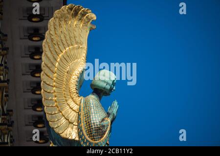 Engelstatue Detail auf der Otto-Wagner-Kirche Kirche Kirche am Steinhof, eine Jugendstil-Skulptur mit goldenen Flügeln in Wien, Österreich Stockfoto