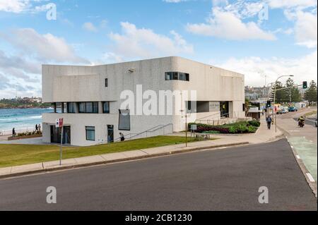 North Bondi Surf Life Saving Club Fassade auf einem sonnigen Herbstnachmittag mit blauem Himmel und Wolken Stockfoto