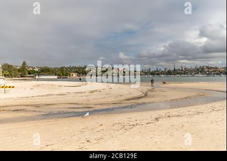 Sydney NSW Australien - 27. Mai 2020 - Blick auf Rose Bay an einem bewölkten Herbstmorgen Stockfoto