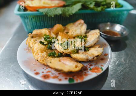 Vietnamesische Street Food "Banh kann" durch Reispulver mit Reismehl, Ei, Zwiebelblätter zu machen. Banh Can ist eine Portion vietnamesisches Street Food. Fotos von Lebensmitteln Stockfoto