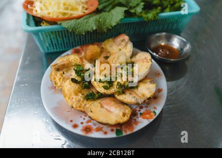 Vietnamesische Street Food "Banh kann" durch Reispulver mit Reismehl, Ei, Zwiebelblätter zu machen. Banh Can ist eine Portion vietnamesisches Street Food. Fotos von Lebensmitteln Stockfoto
