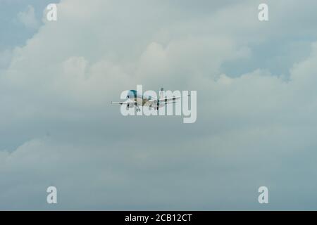 Ho Chi Minh Stadt, Vietnam - 6 Aug, 2020:Vietnam Airlines fliegen über städtische Gebiete und bereiten die Landung auf dem Internationalen Flughafen Tan Son Nhat vor Stockfoto