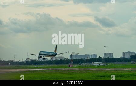 Ho Chi Minh Stadt, Vietnam - 6 Aug, 2020:Vietnam Airlines fliegen über städtische Gebiete und bereiten die Landung auf dem Internationalen Flughafen Tan Son Nhat vor Stockfoto