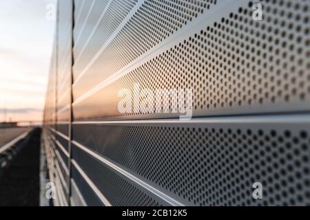 Schallschutz. Schalldämmplatten auf der Straße. Stockfoto