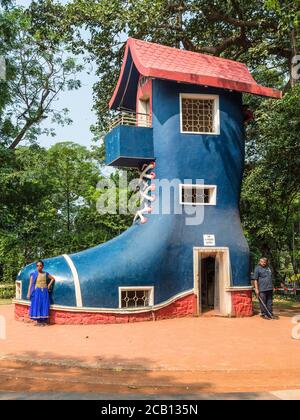 Mumbai, Indien - 22. November 2019: Indische Frau macht Fotos vor der Touristenattraktion Old Woman's Shoe im Kamala Nehru Park in Süd-Mumbai. Stockfoto