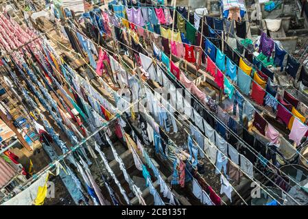 Mumbai, Indien - 22. November 2019: Bunte Hemden und Kleider hängen zum Trocknen in der zentralen Wäscherei von Dhobi Ghats. Es wurde 1890 erbaut. Stockfoto