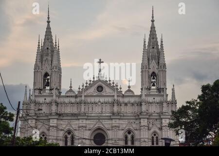 Kathedrale unserer Lieben Frau Santa Ana mit Vollmond steigt von hinten in der Dämmerung, Santa Ana, El Salvador Stockfoto