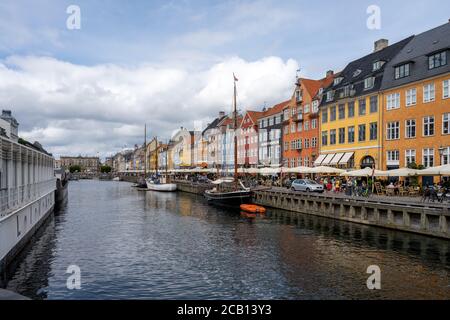 Kopenhagen, Dänemark - 2. August 2020: Nyhavn oder Neuer Hafen in Kopenhagen. Einst ein raues Viertel für Segler, aber es ist jetzt in eine schicke Gegend mit Bars und Restaurants für Touristen umgewandelt Stockfoto