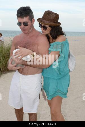 Miami, Vereinigte Staaten Von Amerika. Februar 2014. MIAMI, FL - FEBRUAR 24: Die neuen Eltern Simon Cowell und Lauren Silverman genießen den Miami Beach mit ihren Yorkshire Terriers, Sqiddly und Diddden. Cowell und Silverman begrüßten ihren Sohn am Valentinstag vor 10 Tagen am 24. Februar 2014 in Delray Beach, Florida. Personen: Simon Cowell Lauren Silverman Eric Cowell Credit: Storms Media Group/Alamy Live News Stockfoto