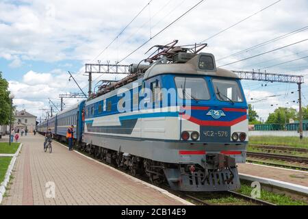 Drohobych, Ukraine - Elektrische Lokomotive am Drohobych Bahnhof in Drohobych, Ukraine. Stockfoto