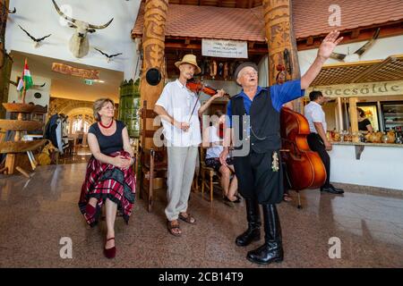 Traditionelle ungarische Hirten singen Volkslieder in einer Schäferversammlung Im ländlichen Ungarn Stockfoto