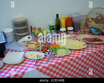 Slowakei, hohe Tatra, Stary Smokovec, 14. September 2018: Frühstückstisch mit Schinken, Käse, Brot und Süßes, servet in kleiner Familie Stockfoto