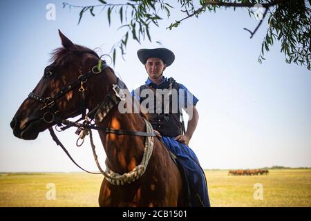 Traditioneller ungarischer Wrangler auf seinem Pferd in der Hortobagy Region, ländliches Ungarn. Stockfoto