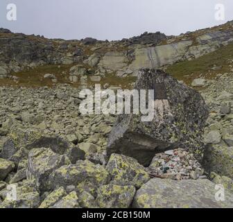 Slowakei, hohe Tatra, 15. September 2018: Gedenktafel für Bergretter auf dem Wanderweg im Mlynicka Dolina Tal bei der Vysoke Tatry Stockfoto