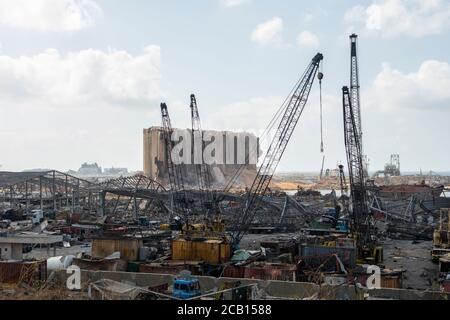 Schäden durch eine riesige Explosion, die Beirut verwüstete, durch die Detonation von 2.750 Tonen Ammoniumnitrat, die im Hafen der Stadt gespeichert wurden. Stockfoto