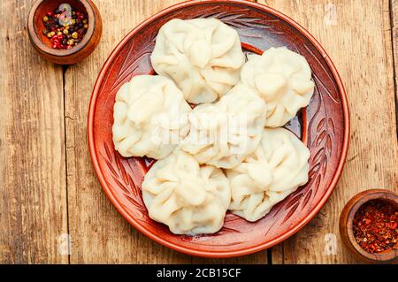 Georgische Knödel khinkali mit Fleisch auf Holztisch Stockfoto