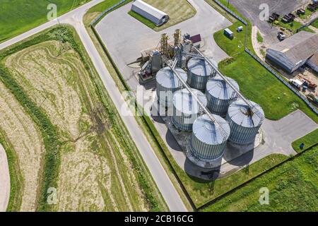 Getreideaufzug. Großer moderner Getreidespeicher auf dem Hof. Luftaufnahme von fliegender Drohne Stockfoto